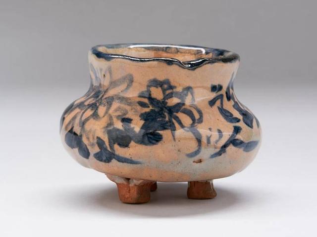 Incense Burner with Chrysanthemum Design in Underglaze Blue Tomioka Tessaii - Subjektiv.art